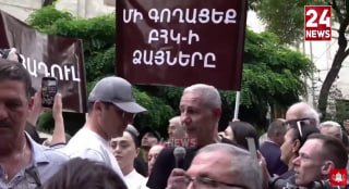 Оппозиционер Акопкохян объявил голодовку на митинге у ЦИК в футболке с Путиным