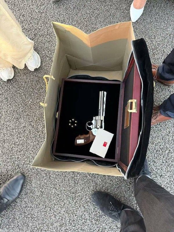 Премьер Бельгии Барт Де Вевер нашел в багаже револьвер от Эрдогана после визита в Анкару