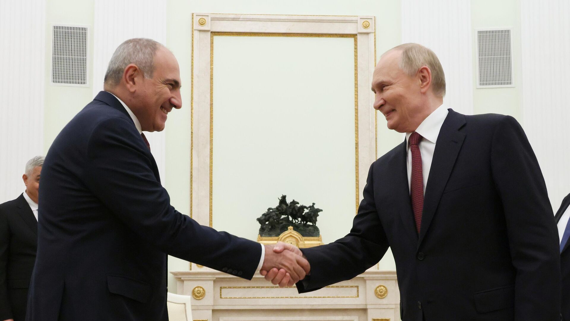Пашинян заявил о многогранных связях с Россией в поздравлении Путину