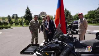 Посол Германии передала Армении 16 снегоходов для высокогорных задач