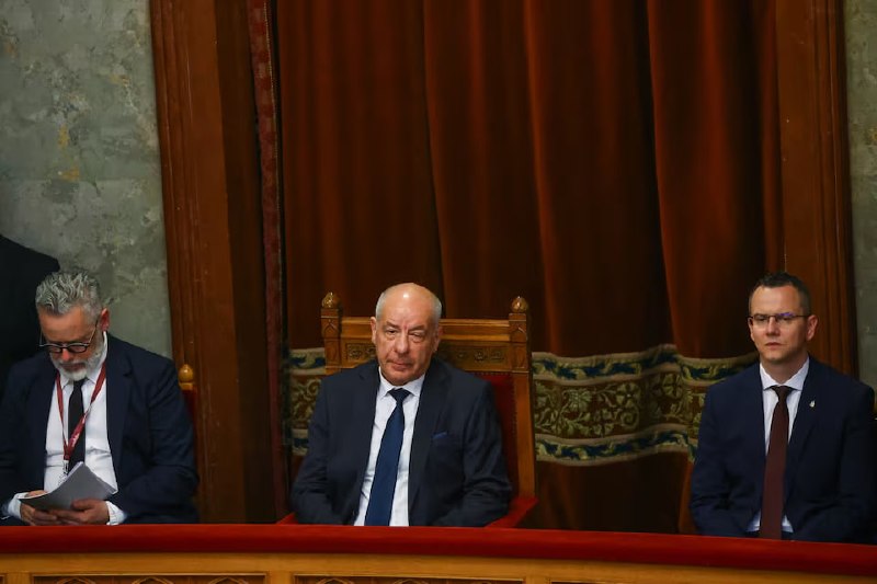 Заседание парламента Венгрии, одобрение поправки к Конституции об отстранении президента