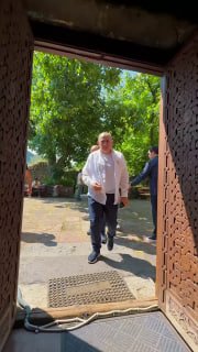 Никол Пашинян в церкви Сурб Аствацацин в Бжни во время литургии