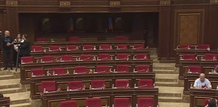 Оппозиция бойкотирует последнюю сессию парламента Армении, депутаты «Гражданского договора» работают одни