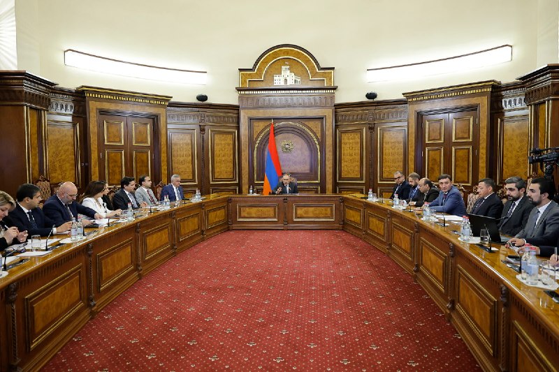 Пашинян обсудил план инвестиционных приоритетов для Еревана и Гюмри в рамках предвыборной программы