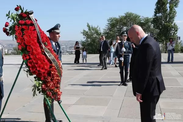 Министр внутренних дел Грузии посетил мемориальный комплекс Цицернакаберд в Ереване