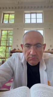Никол Пашинян в читальном зале Национальной библиотеки в Армении