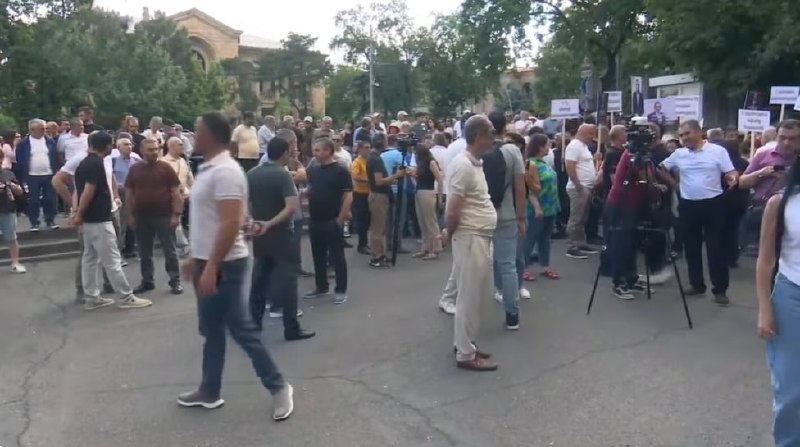 Оппозиция в Армении собрала лишь пару сотен человек на митинг перед Конституционным судом